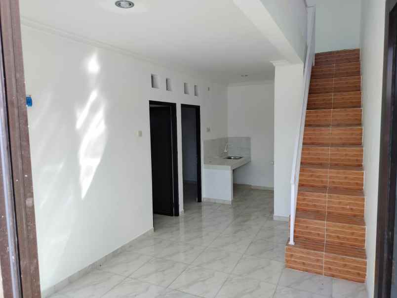 rumah cantik modern 2 lantai di prambanan