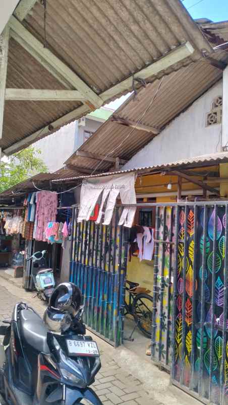 rumah dan kios didalam perkampungan di cipondoh