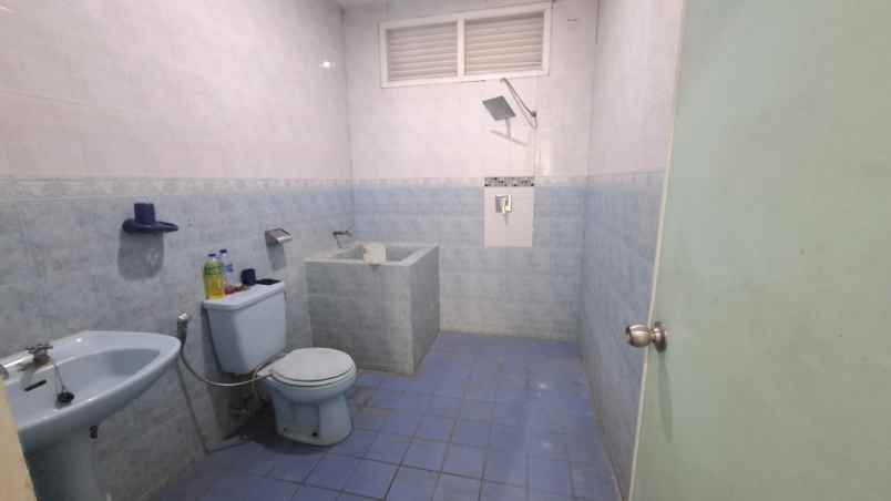 rumah dan tanah luas perumahan taman laguna cibubur