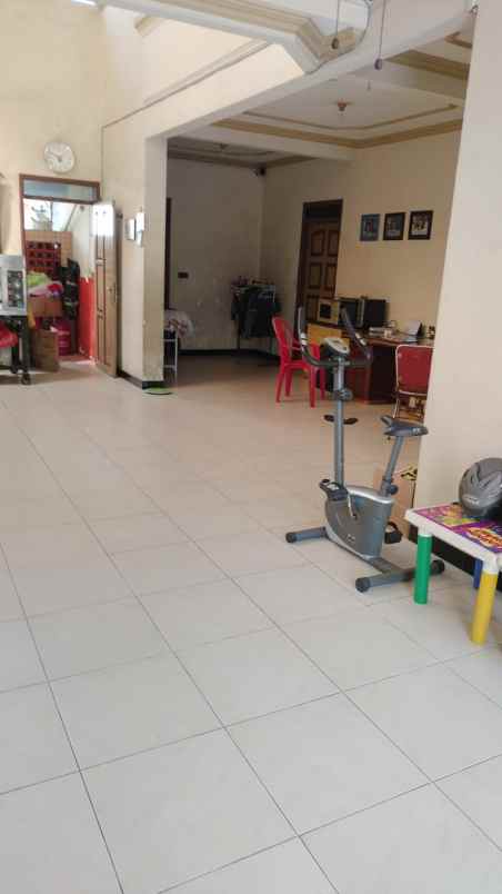 rumah lokasi strategis surabaya barat