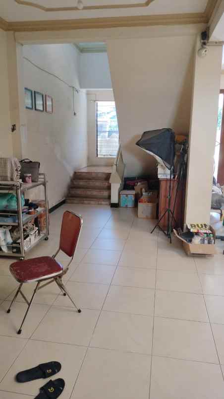 rumah lokasi strategis surabaya barat