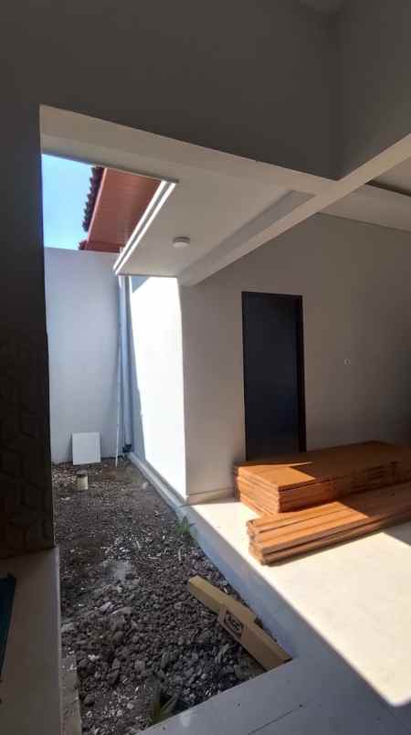 rumah minimalis dengan fasilitas kolam renang pendopo