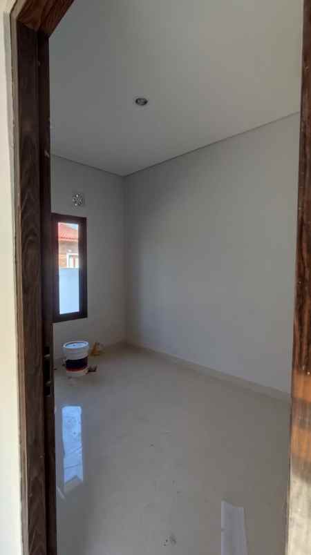 rumah minimalis dengan fasilitas kolam renang pendopo