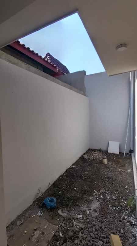 rumah minimalis dengan fasilitas kolam renang pendopo