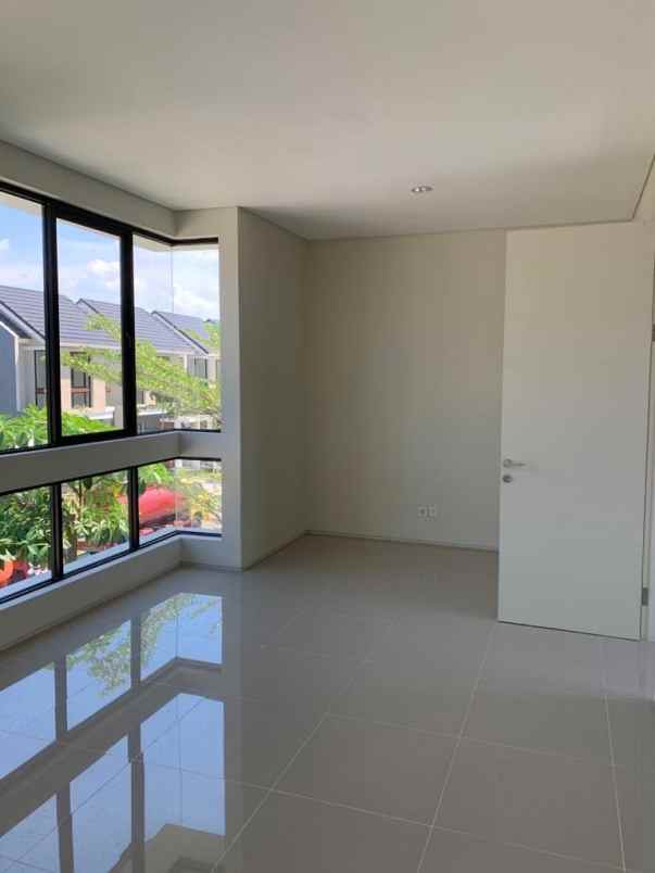 rumah north west lake 2 lantai baru
