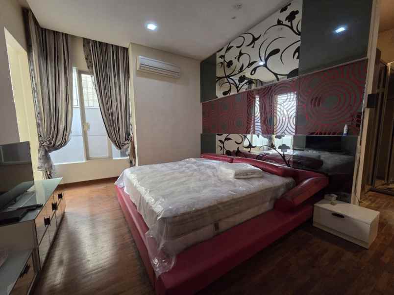 rumah pakuwon city minimalis strategis furnish