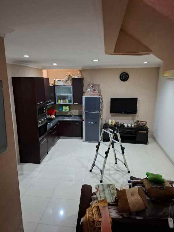 rumah siap huni di pondok indah jakarta selatan