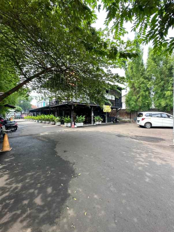 tanah dan bangunan komersil di condet
