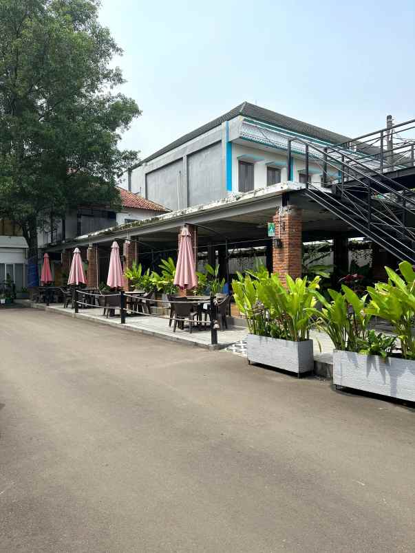 tanah dan bangunan komersil di condet