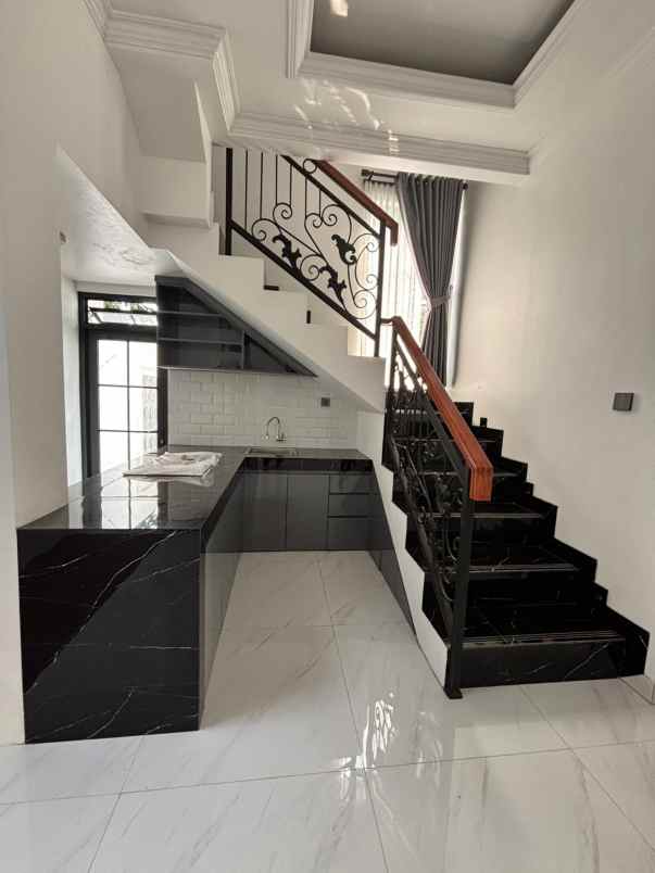 townhouse mewah 3 lantai dekat tol kukusan depok