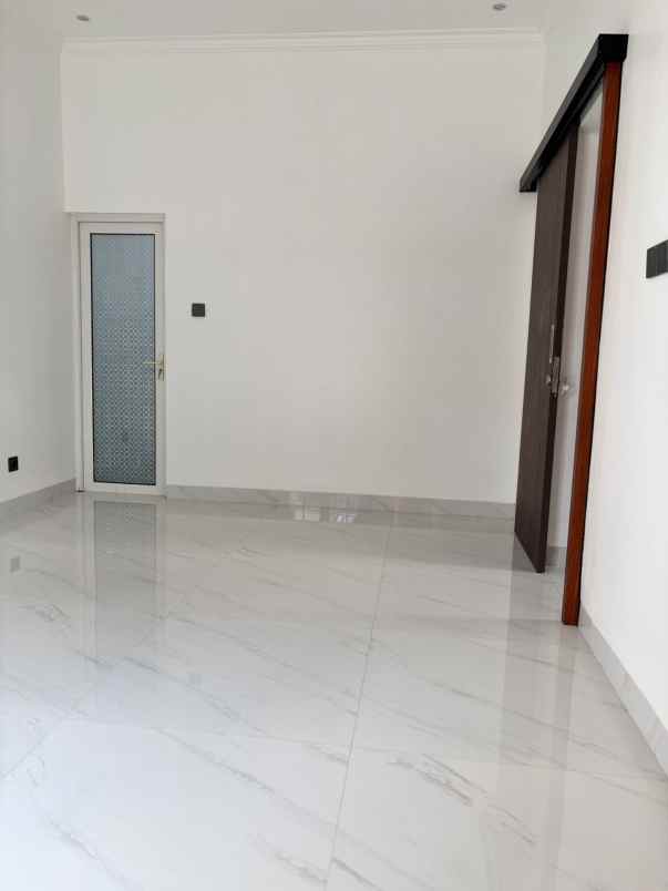 townhouse mewah 3 lantai dekat tol kukusan depok