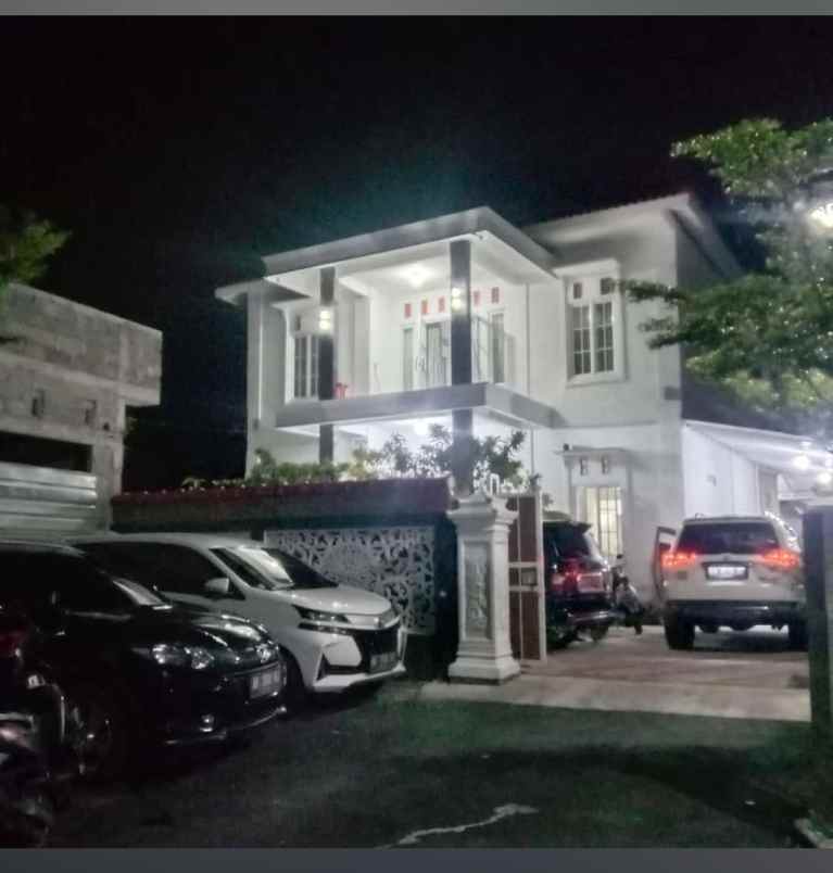villa omah putih lingkungan persawahan