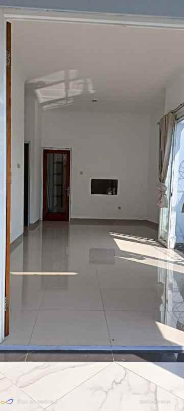 dekat pintu tol pinggir jalan raya persis posisi hook