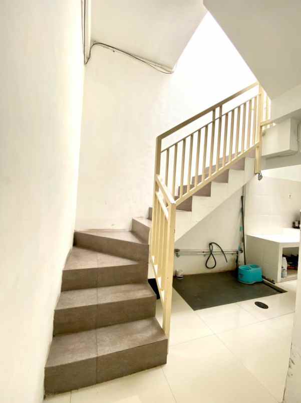 dijual kost jl siwalankerto timur