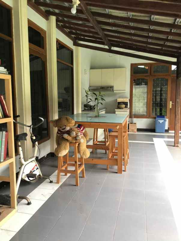 dijual rumah 2 lantai cirendeu