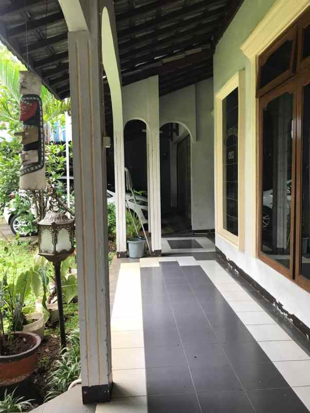 dijual rumah 2 lantai cirendeu