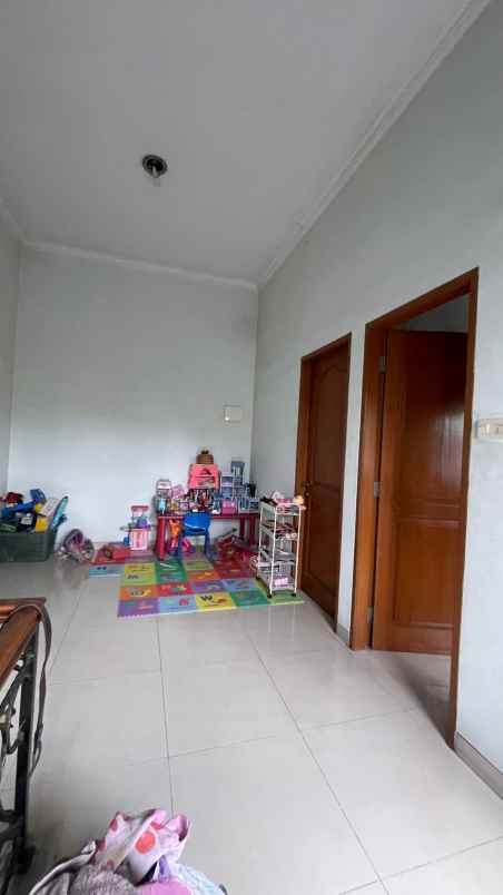 dijual rumah 2lantai di puri indah jakarta barat