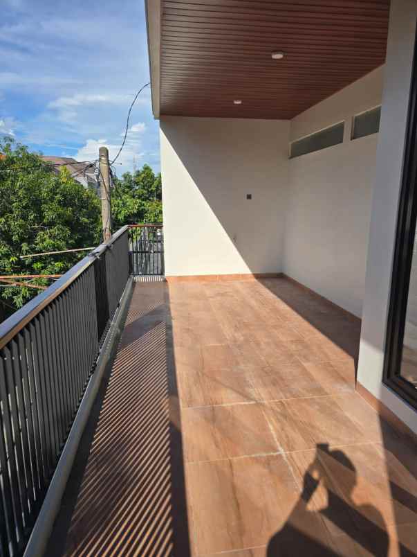 dijual rumah babatan pantai