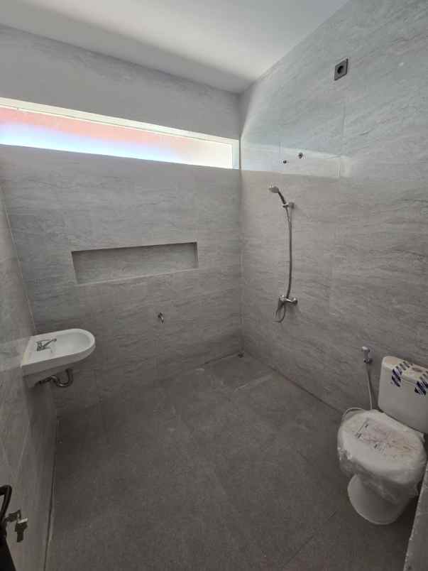 dijual rumah babatan pantai