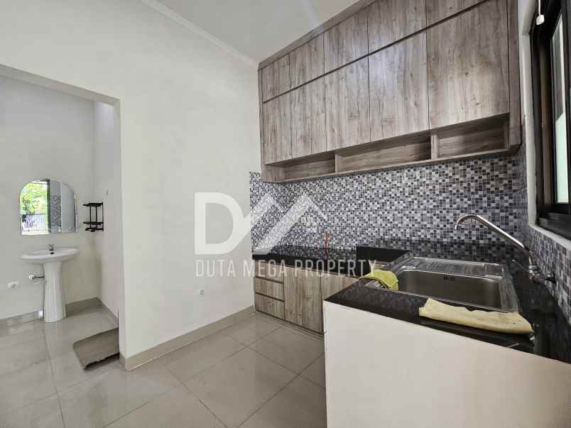 dijual rumah dengan halaman di graha raya bintaro