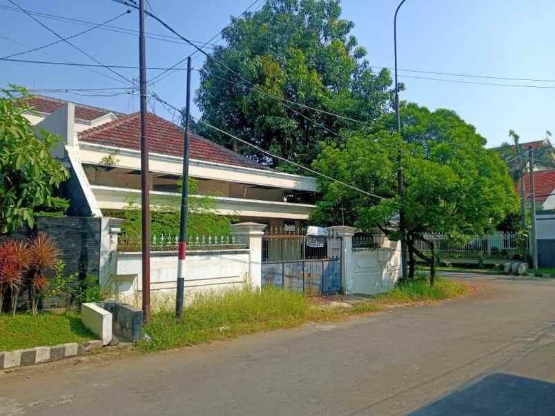dijual rumah dharmahusada indah