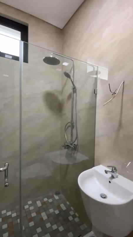 dijual rumah east emerald mansion