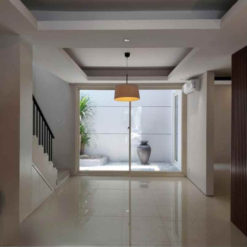 dijual rumah jalan dian istana