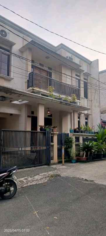 dijual rumah jalan piranha iii mampang