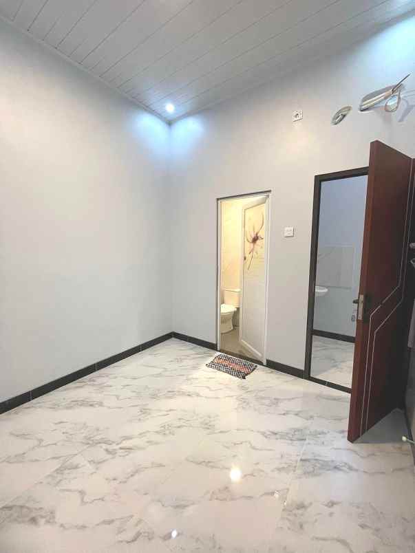 dijual rumah jalan raya arinda pondok aren