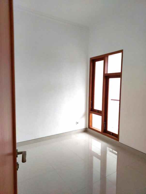 dijual rumah jalan raya tajem