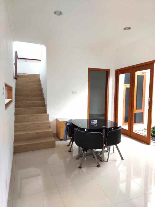 dijual rumah jalan raya tajem