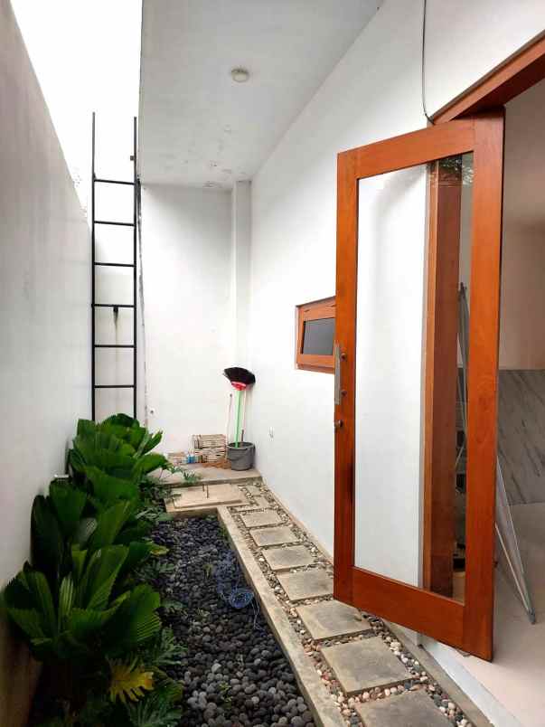 dijual rumah jalan raya tajem