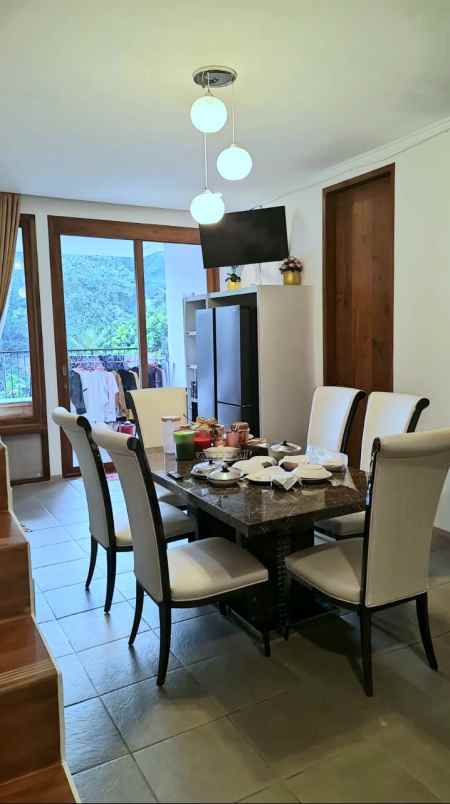 dijual rumah jl cigadung