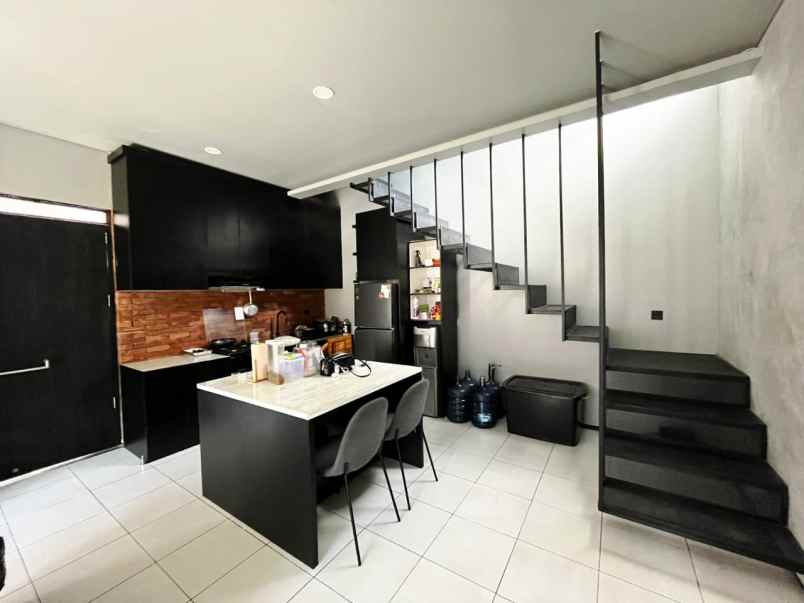 dijual rumah jl cisaranten wetan