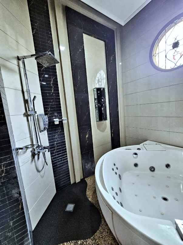 dijual rumah jl kiaracondong