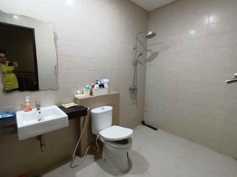 dijual rumah jl sariasih sarijadi sayap