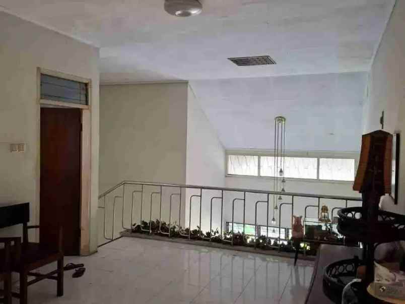 dijual rumah jl tenggilis mejoyo