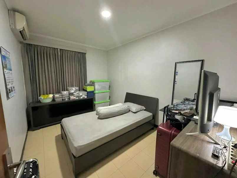 dijual rumah jl wisma menanggal