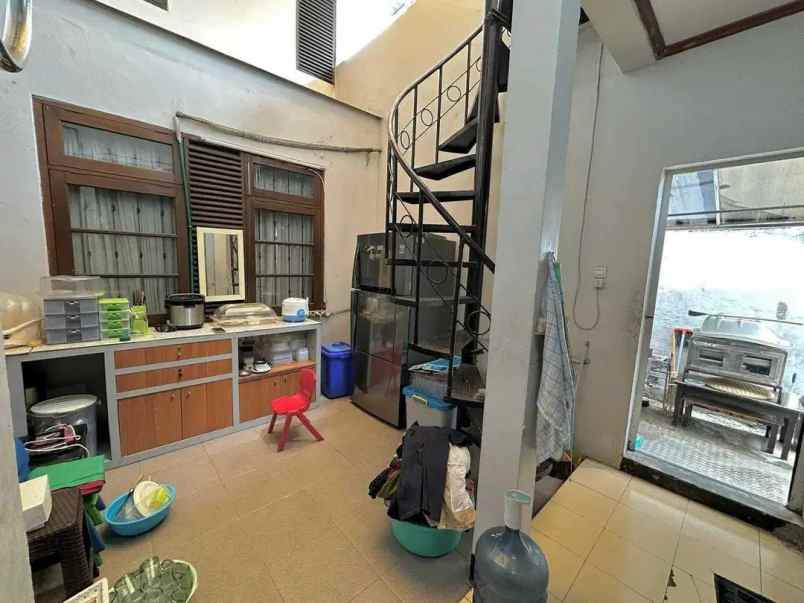 dijual rumah jl wisma menanggal