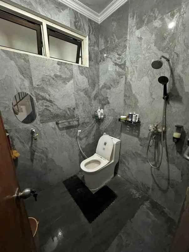 dijual rumah jl wisma menanggal