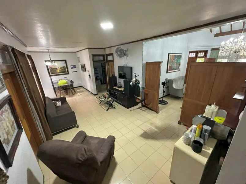 dijual rumah jl wisma menanggal