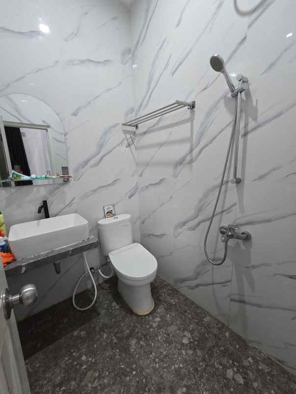 dijual rumah jln swadaya rawadomba