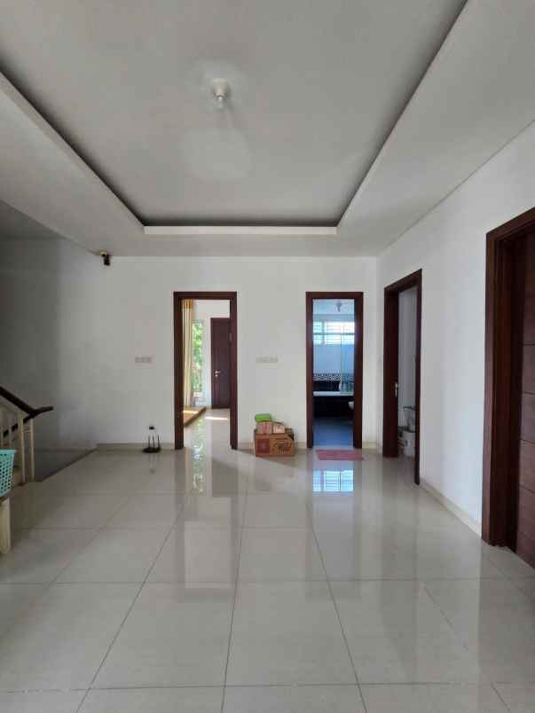 dijual rumah kayu putih