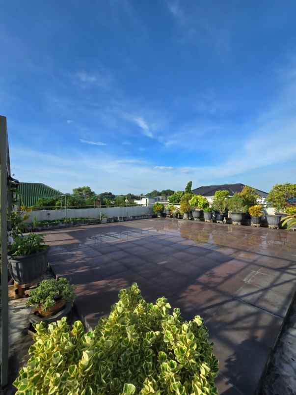 dijual rumah kayu putih