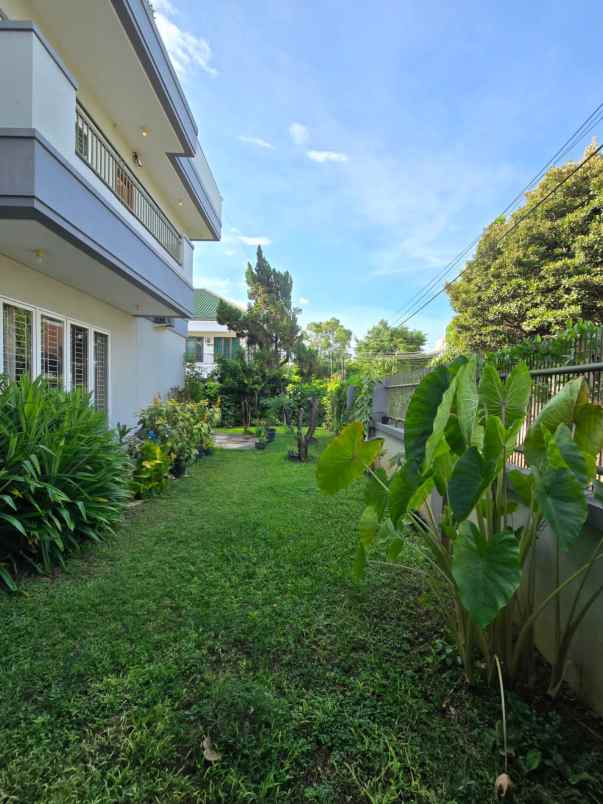 dijual rumah kayu putih