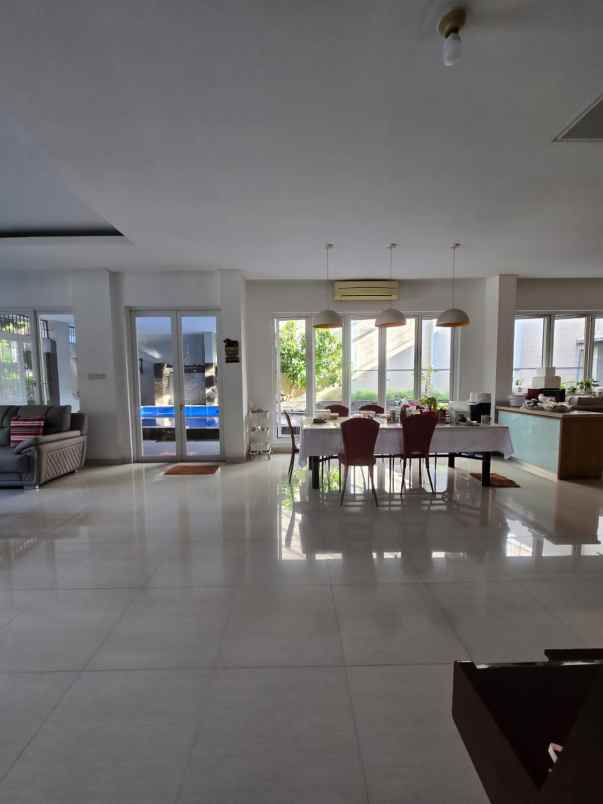 dijual rumah kayu putih