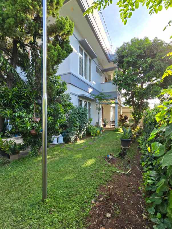 dijual rumah kayu putih