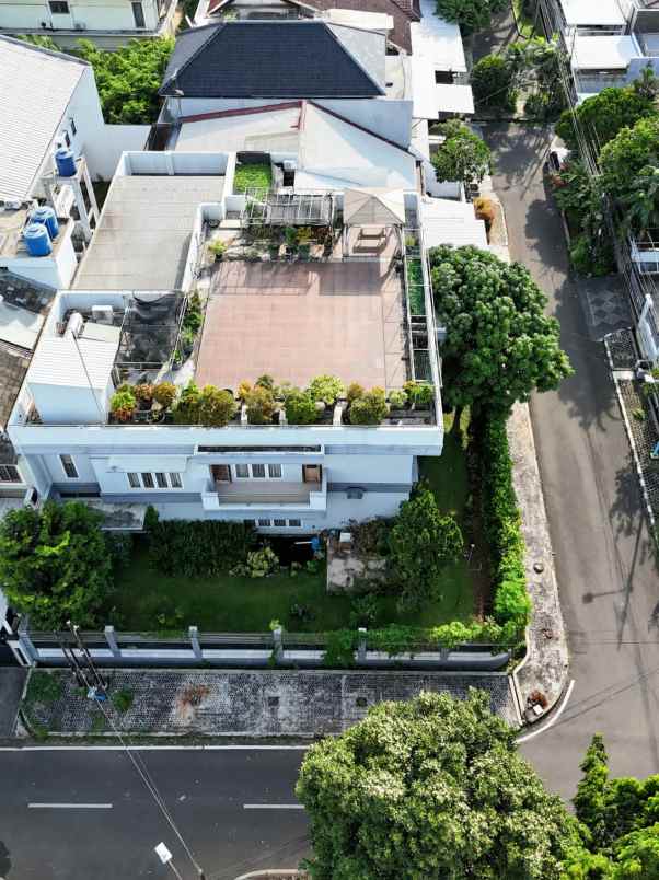 dijual rumah kayu putih