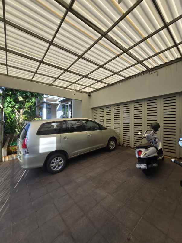 dijual rumah kayu putih