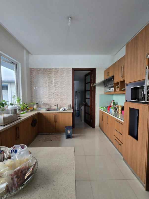 dijual rumah kayu putih